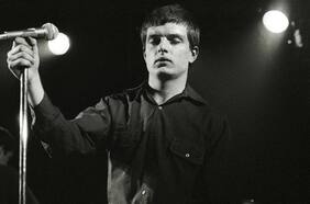 El oscuro costado literario de Ian Curtis