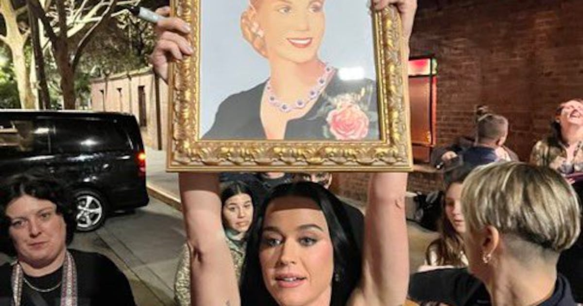 Katy Perry “celebra” con foto de Eva Perón el triunfo del peronismo en Argentina