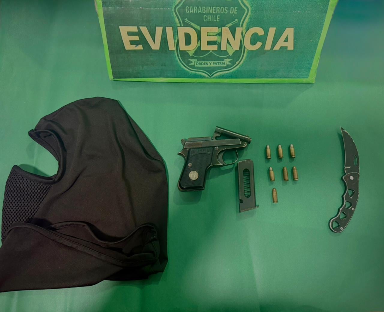 Una pistola y un arma blanca: lo que Carabineros encontró en un auto antes de detener a cinco sujetos en Malloco