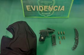Una pistola y un arma blanca: lo que Carabineros encontró en un auto antes de detener a cinco sujetos en Malloco