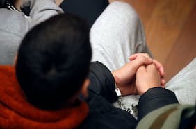 Dictan prisión preventiva para tres de los seis excarabineros formalizados por muerte de joven en Comisaría de Cauquenes