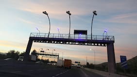 Tránsito parcial en la Autopista Central tras accidente entre un camión y un automóvil