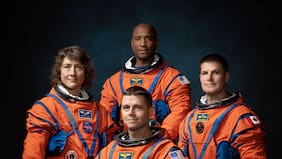 Por qué los trajes de los astronautas de Artemis II son de color naranja