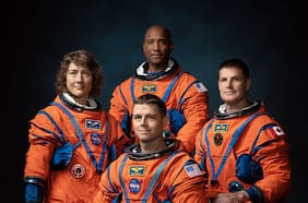 Por qué los trajes de los astronautas de Artemis II son de color naranja