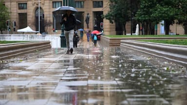 Todavía no termina: un tercer sistema frontal traerá lluvia a la Región Metropolitana, según el pronóstico