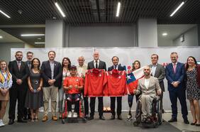 Team ParaChile recibe la bandera que será portada en la inauguración de los Juegos Parapanamericanos Juveniles
