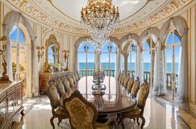 Un multimillonario construyó una versión de Versalles en un acantilado. Ahora pide 108 millones de dólares