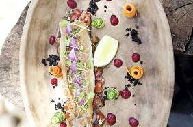 Filete de pargo frito con puré de betarraga y salsa virgen