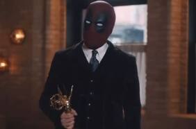Disfrazado como Deadpool, Ryan Reynolds recibe su premio Emmy por Welcome to Wrexham
