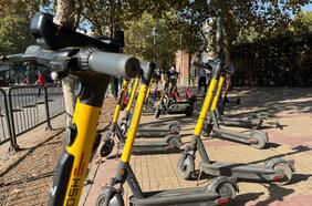 Hasta 195 mil pesos: Las Condes comenzará a multar por mal uso de scooters eléctricos