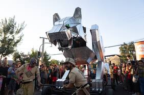 Pachakuna: el pasacalles gratuito con animales de cuatro metros que recorre Chile durante el verano