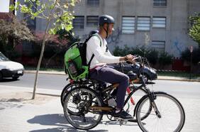 Bicis-mosquito: los vehículos no autorizados que siguen transitando libremente por las calles y ciclovías