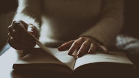 ¿Leer en la oscuridad hace mal a la vista? Este y otros mitos despejados por oftalmólogos