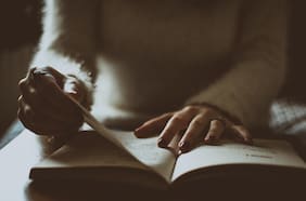 ¿Leer en la oscuridad hace mal a la vista? Este y otros mitos despejados por oftalmólogos