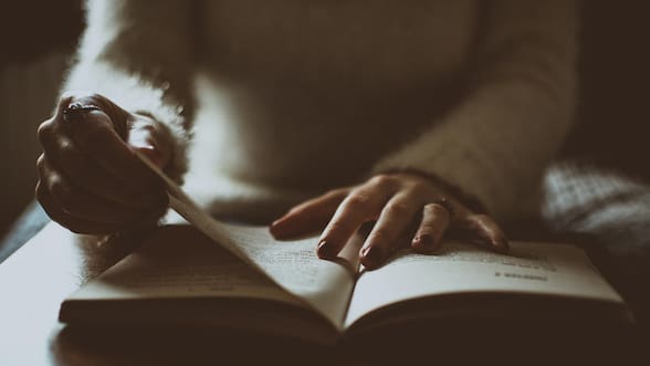 ¿Leer en la oscuridad hace mal a la vista? Este y otros mitos despejados por oftalmólogos