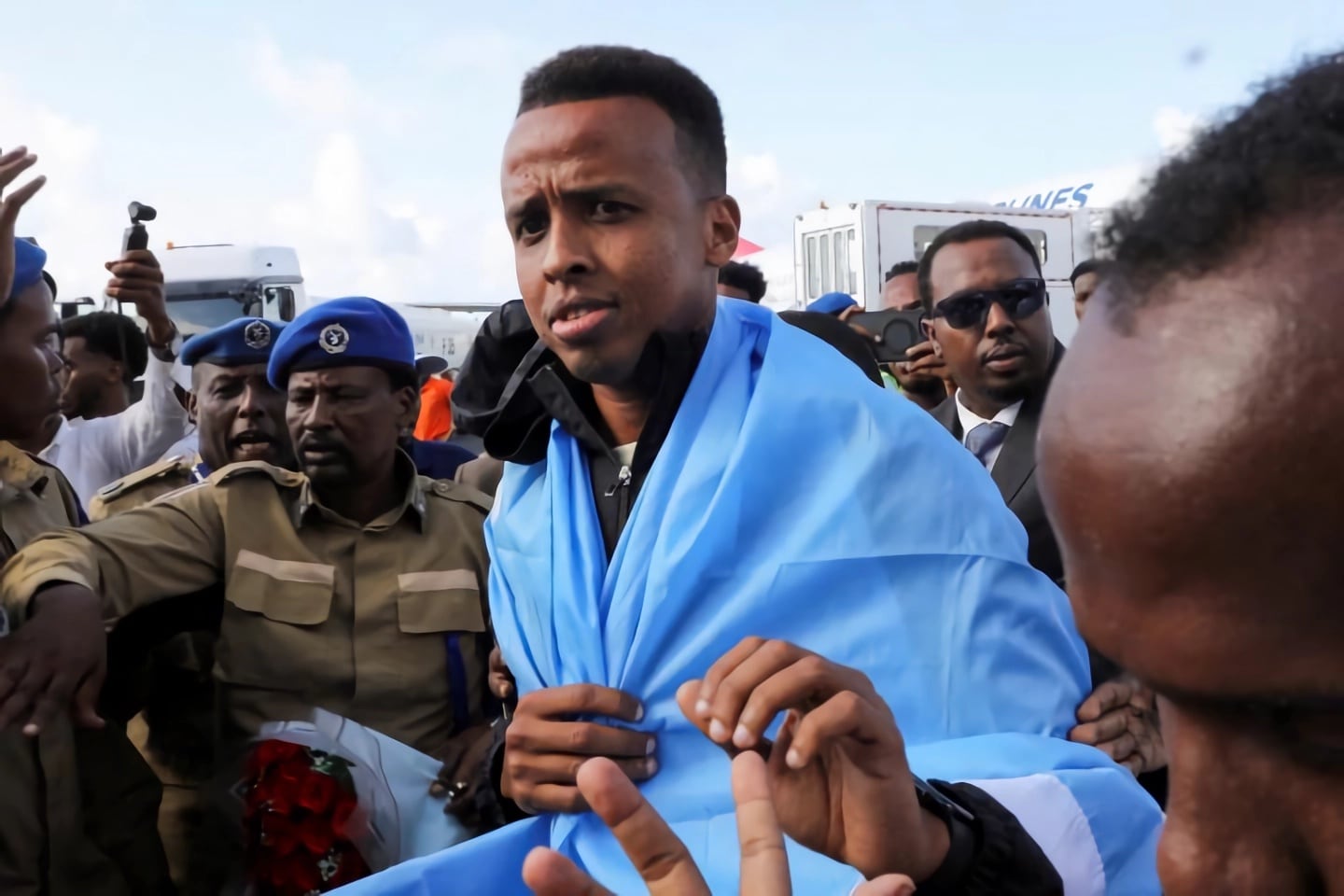 Deportado por Estados Unidos y sin ayuda de la FIFA: la historia detrás del árbitro somalí que enfrenta al mundo del fútbol
