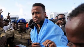 Deportado por Estados Unidos y sin ayuda de la FIFA: la historia detrás del árbitro somalí que enfrenta al mundo del fútbol