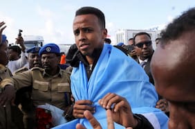 Deportado por Estados Unidos y sin ayuda de la FIFA: la historia detrás del árbitro somalí que enfrenta al mundo del fútbol