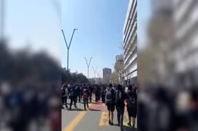 A esta hora estudiantes se desplazan por Salvador con Avenida Providencia hacia el sector oriente