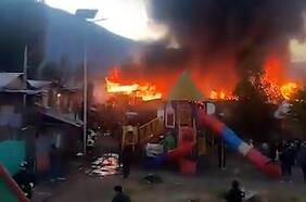 Gigantesco incendio destruye más de 50 hogares en un campamento en La Florida