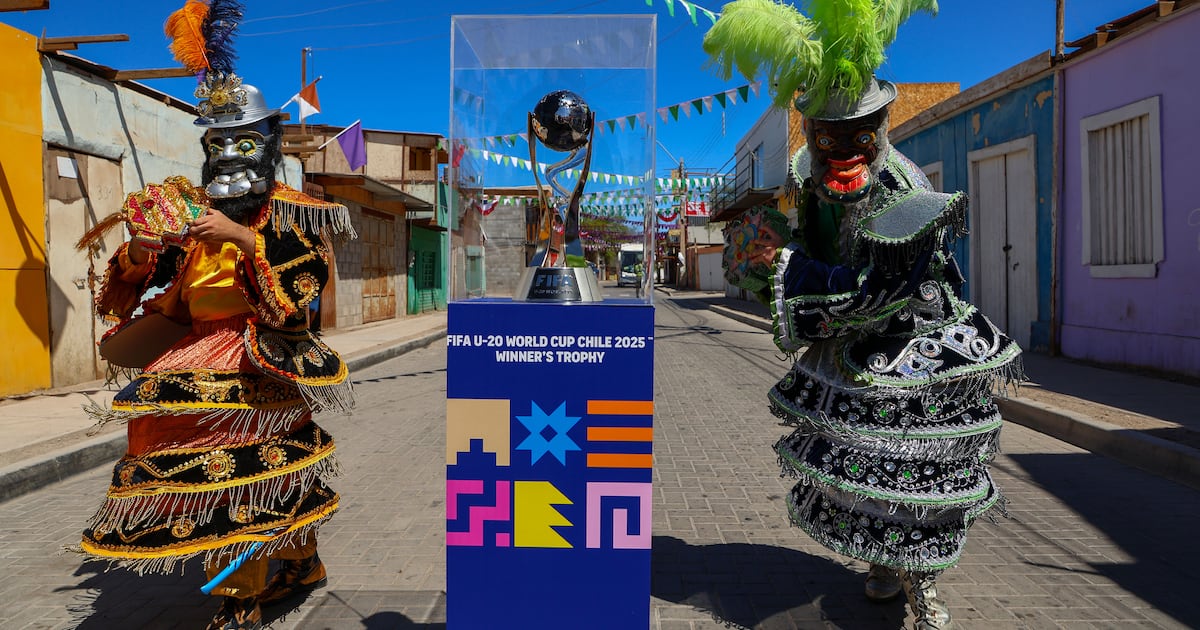 La copa del Mundial Sub 20 recorre el norte del país con paradas en La Tirana y Pozo Almonte