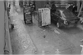 El impactante registro de un auto que arrasó con un concurrido local en Iquique