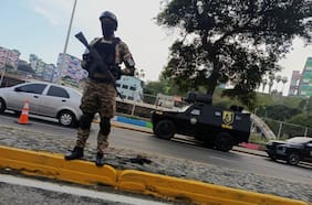 Maduro militariza Caracas de cara a toma de posesión y González promete entrar a Venezuela “por cualquier medio”