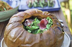 Zapallo relleno al horno y ensalada verde y jamón serrano