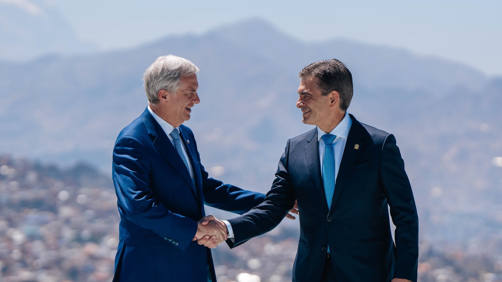 Visita histórica del presidente de Chile a Bolivia; Paz compromete viaje a Chile