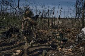 Zelensky baja edad de reclutamiento mientras crece el riesgo de que líneas del frente de Ucrania colapsen