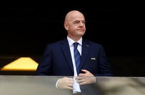 Presidente de la FIFA golpea la mesa tras la reactivación de la Superliga