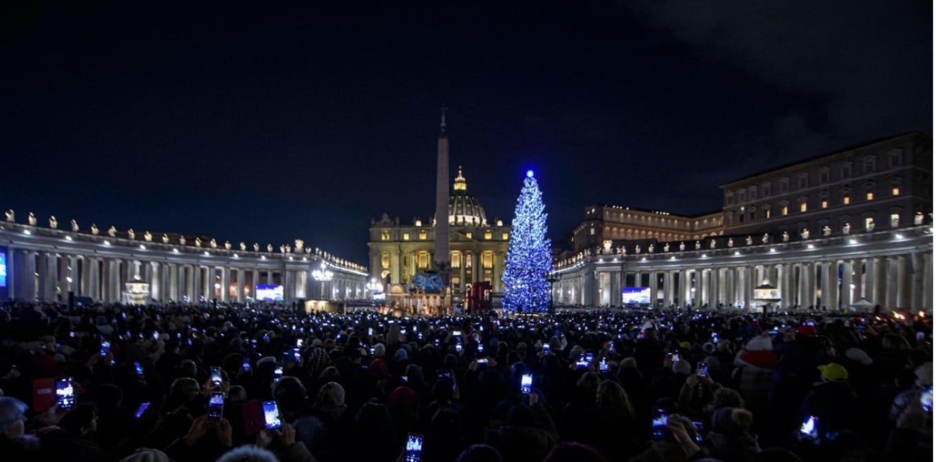 El Vaticano ilumina la Plaza de San Pedro con el pesebre y un árbol de Navidad