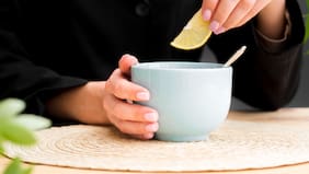 ¿Realmente sirve tomar agua caliente con limón para bajar de peso y mejorar la salud?