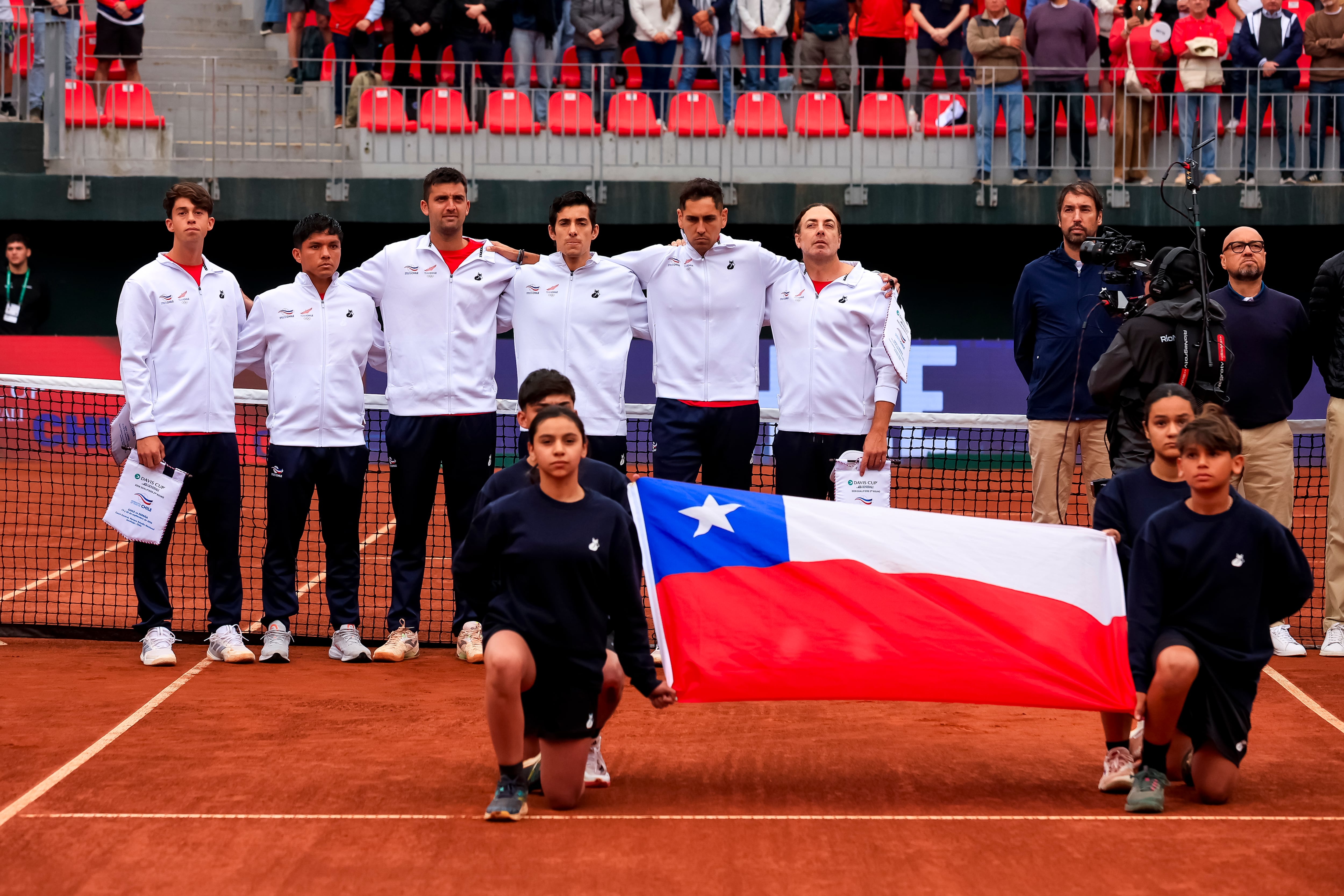 El equipo chileno intentó remontar en los dobles, pero terminaron cayendo ante una España que sentenció la serie de Copa Davis.