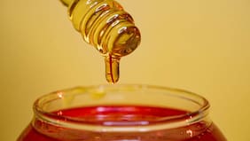 ¿Son saludables los azúcares naturales como la miel o el jarabe de agave? Esto responden los expertos