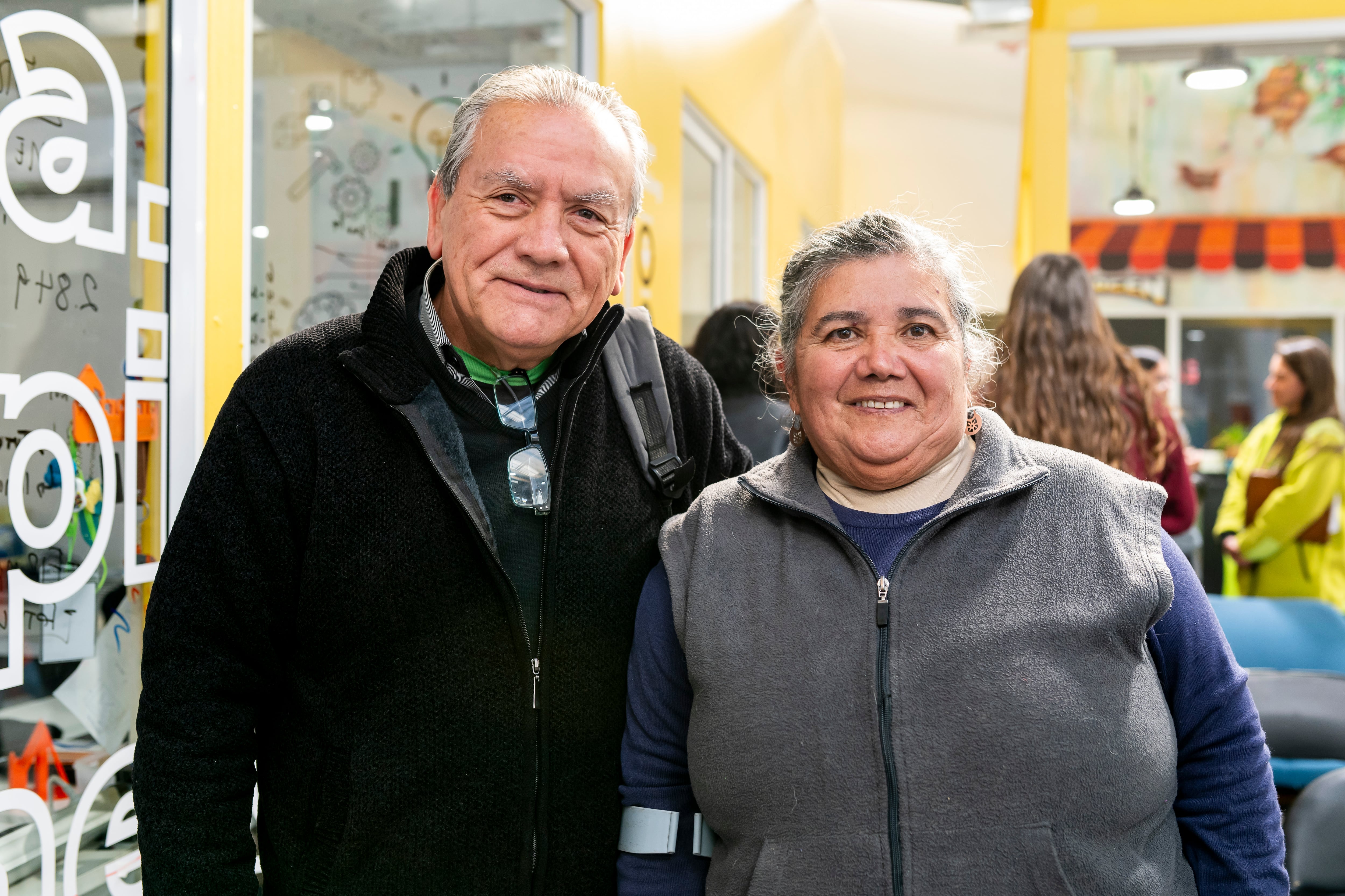 Carlos Barrera junto a Virginia Santander, ex alumnos.