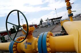 Avanzan negociaciones para aumentar el envío de gas y petróleo a Chile desde Vaca Muerta en Argentina