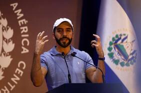 La peligrosa movida de Nayib Bukele para salvar la economía de El Salvador: “Dios puso un tesoro bajo nuestros pies”