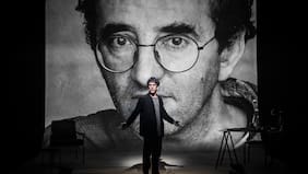 La obra brasileña de Teatro a Mil que revive a Roberto Bolaño: “Queríamos evitar cualquier heroización desmedida”