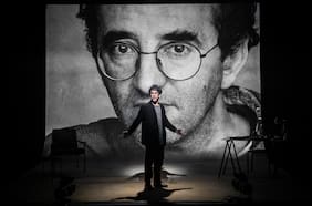 La obra brasileña de Teatro a Mil que revive a Roberto Bolaño: “Queríamos evitar cualquier heroización desmedida”