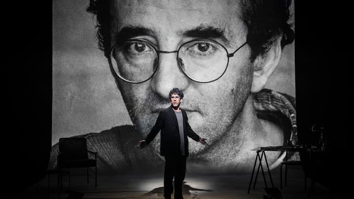 La obra brasileña de Teatro a Mil que revive a Roberto Bolaño: “Queríamos evitar cualquier heroización desmedida”