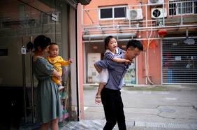 China considera levantar todas las restricciones a los nacimientos de niños para 2025