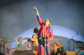 Arcade Fire en Lollapalooza 2024: 10 años después, una fantasía indie pop para las masas (y con Javiera Parra)