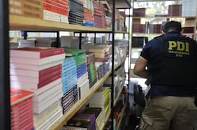 Decomisan más de 37 mil libros piratas en Santiago: “Es una situación que desborda el mundo del libro y la cultura”