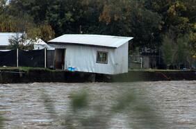 Estado de catástrofe en cuatro regiones, corte de puentes, embalses a tope y 13 mil estudiantes sin clases: sistema frontal no da tregua en centro-sur del país