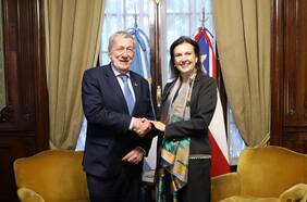 “Vamos a tener una relación extremadamente positiva”: Van Klaveren se reúne con Diana Mondino, futura canciller de Argentina