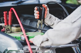 ¿Es seguro hacer “puente” cuando te quedas sin batería en el auto?