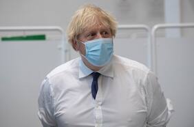 Johnson califica de “demente” a la medicina tradicional china