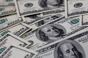 El dólar cierra la semana con ganancias en jornada marcada por el nerviosismo tras falla ligada a Microsoft