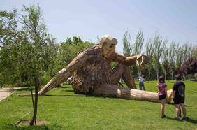 Conoce a Ulla, la troll de madera gigante que sorprende a los visitantes del Parque de la Familia